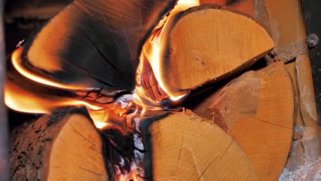 Holz-Im-Ofen,-In-Dem