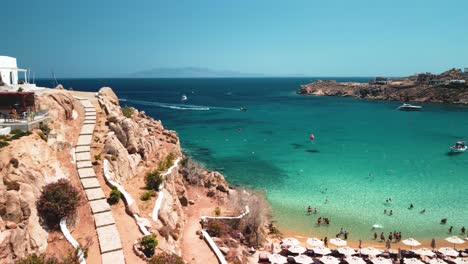 super paradise beach mykonos grecia desde un dron disparado en una bahía con un resort privado y una laguna durante un día soleado en el verano