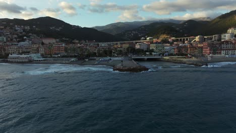 ciudad de varazze y puente alto en la región de liguria, italia