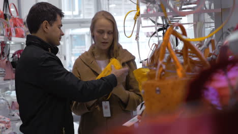 Pareja-Familiar-Comprando-Bolso-De-Mujer-En-La-Tienda