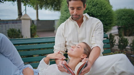 amores amorosos descansando en un banco de cerca. una pareja romántica relajándose en una cita de verano.