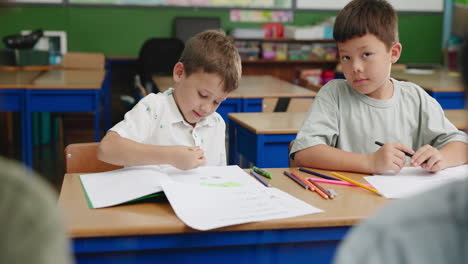 niños que estudian en un aula