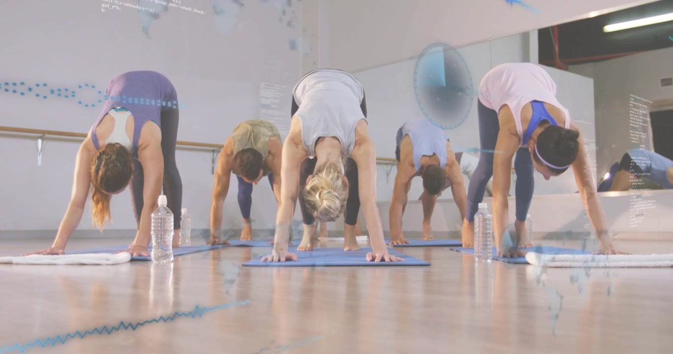 Gruppe af Mennesker der Dyrker Yoga i et Studio