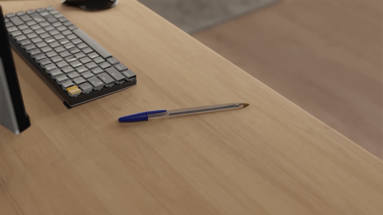 animación 3d de un bolígrafo azul en un escritorio de casa junto a una computadora
