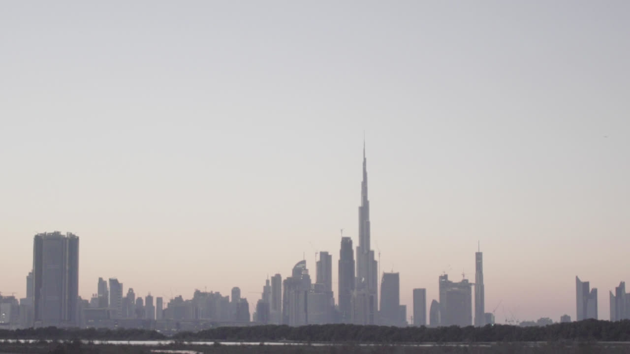 horizonte de la ciudad de dubai con edificios y arquitectura futurista