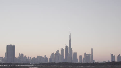 horizonte de la ciudad de dubai con edificios y arquitectura futurista