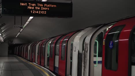 tren de pie en la plataforma abriendo las puertas.