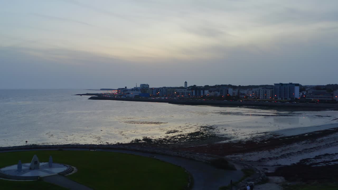 vista aérea de salthill por encima de las piedras del parque conmemorativo celia griffin