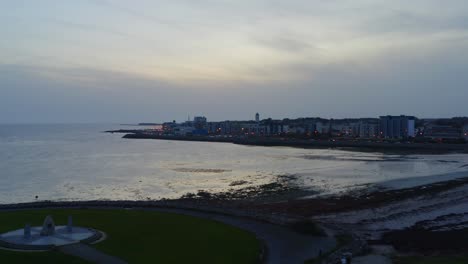 Vista-Aérea-De-Salthill-Sobre-Las-Piedras-Del-Parque-Conmemorativo-De-Celia-Griffin