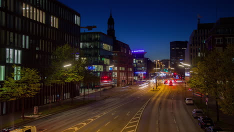 el horizonte de hamburgo y el tráfico al anochecer