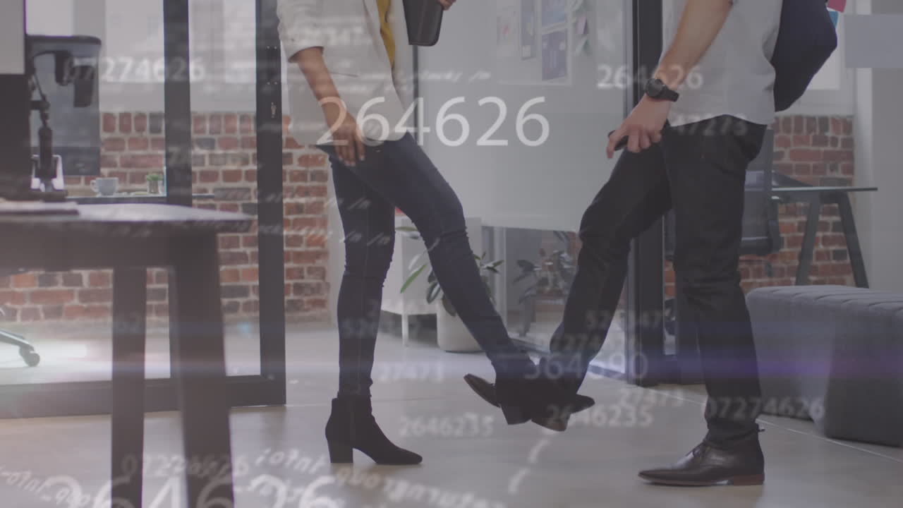 사무실에서 일하는 다양한 비즈니스 사람들에 대한 데이터 처리의 애니메이션