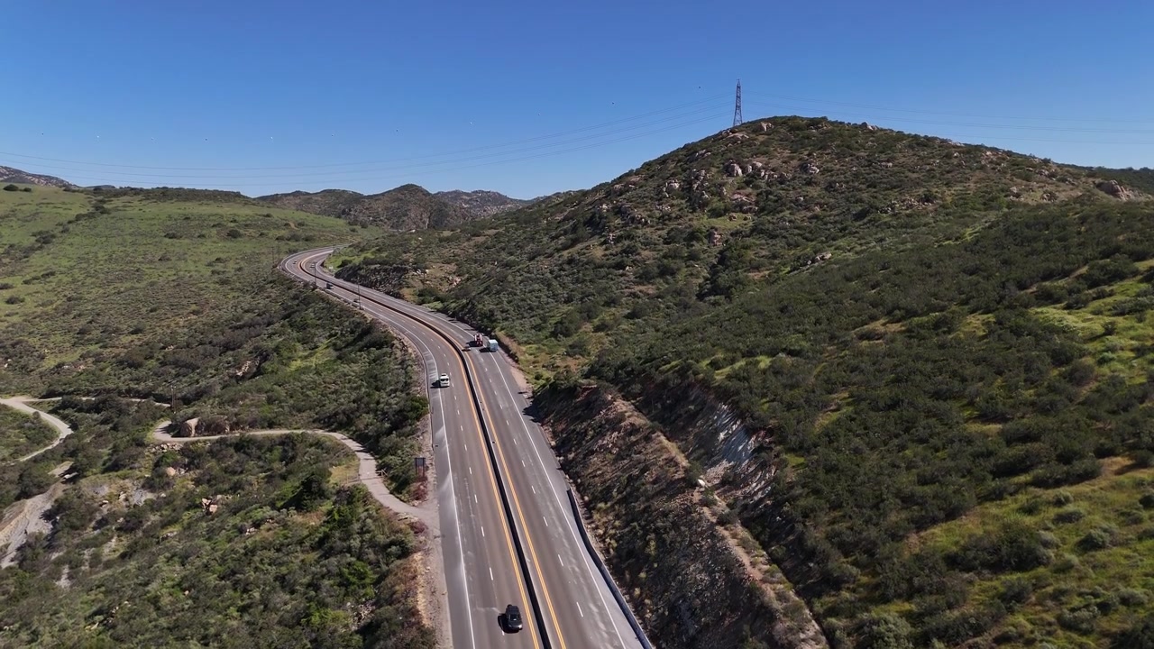 Ripresa con drone del traffico sull'autostrada statale della California vicino al bacino idrico di San Vicente, Contea di San Diego
