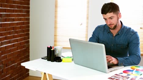 hombre de negocios trabajando en computadora portátil