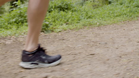 hombre corriendo en el sendero corriendo zapatos en la naturaleza