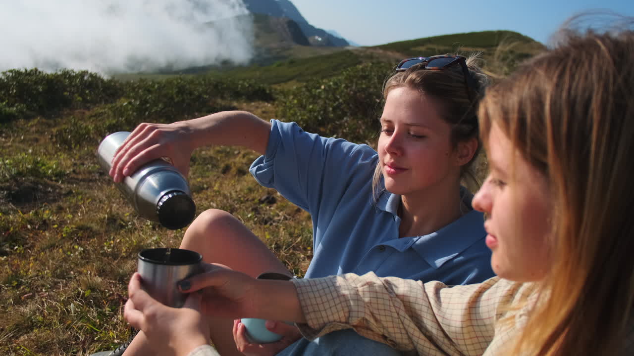 amigos disfrutando del té en la cima de una montaña