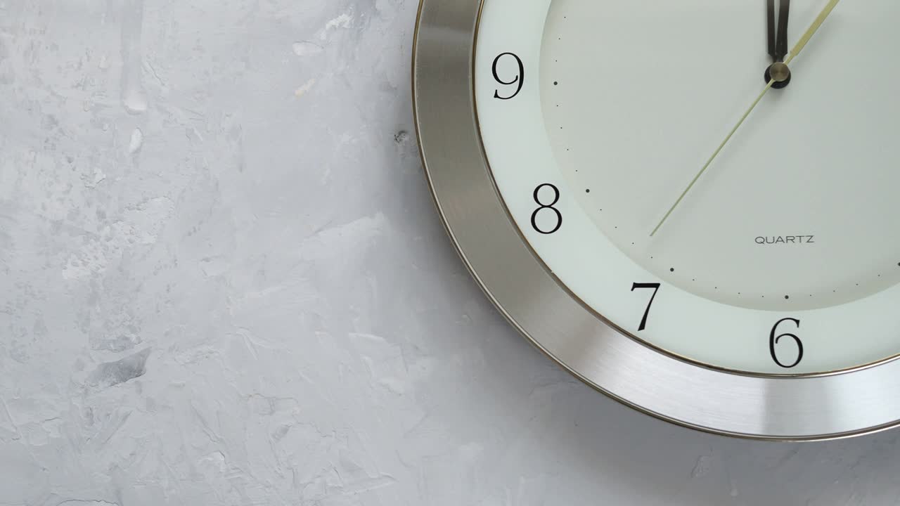 one minute before twelve on the clock with continuously moving time