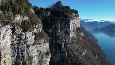 Amden-Weesen-Schweiz-Majestätische-Klippen-Entlang-Des-Sees-Zur-Goldenen-Stunde