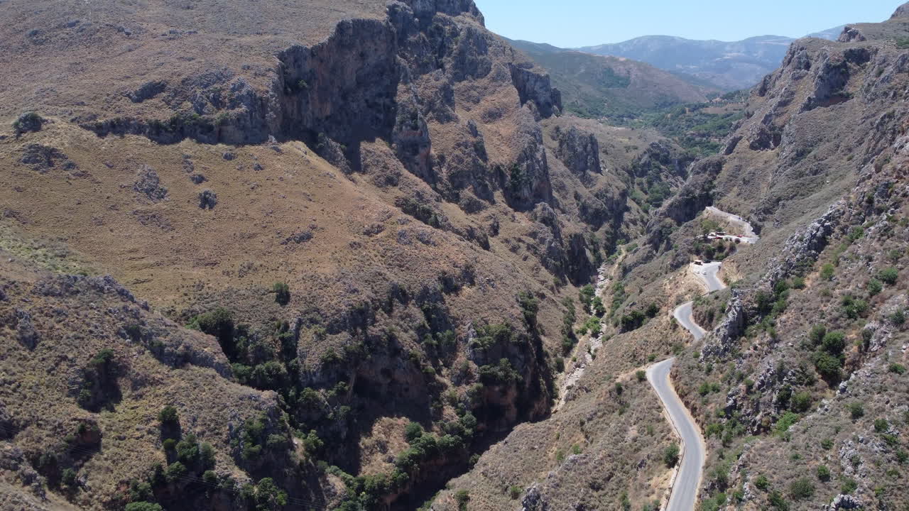 hermoso paisaje de camino sinuoso en topolia gorge en un día soleado, creta