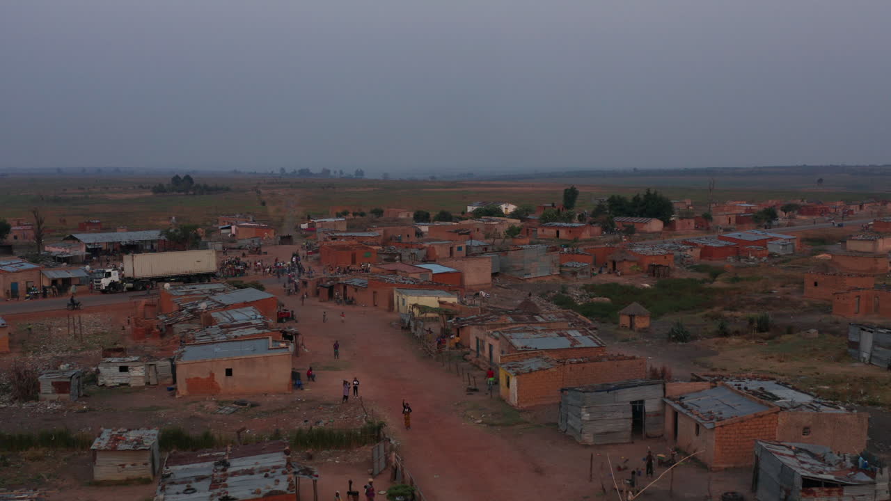 앙골라의 작은 아프리카 마을 앞을 여행하다 13