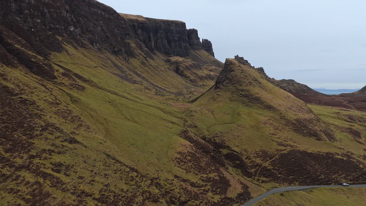 Camper che percorre una strada di montagna al Quiraing, isola di Skye