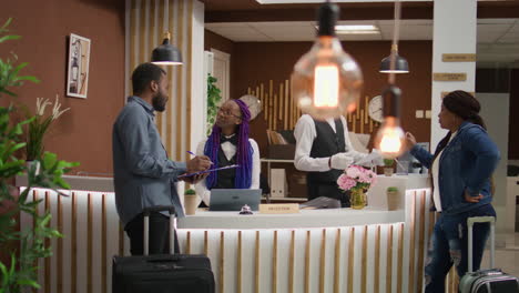 persona que abandona el hotel después de un viaje de vacaciones