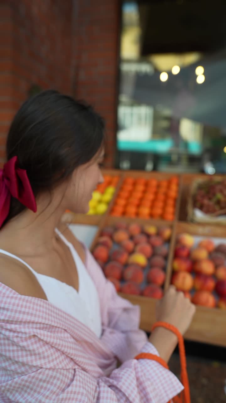 mujer comprando frutas frescas en un mercado callejero