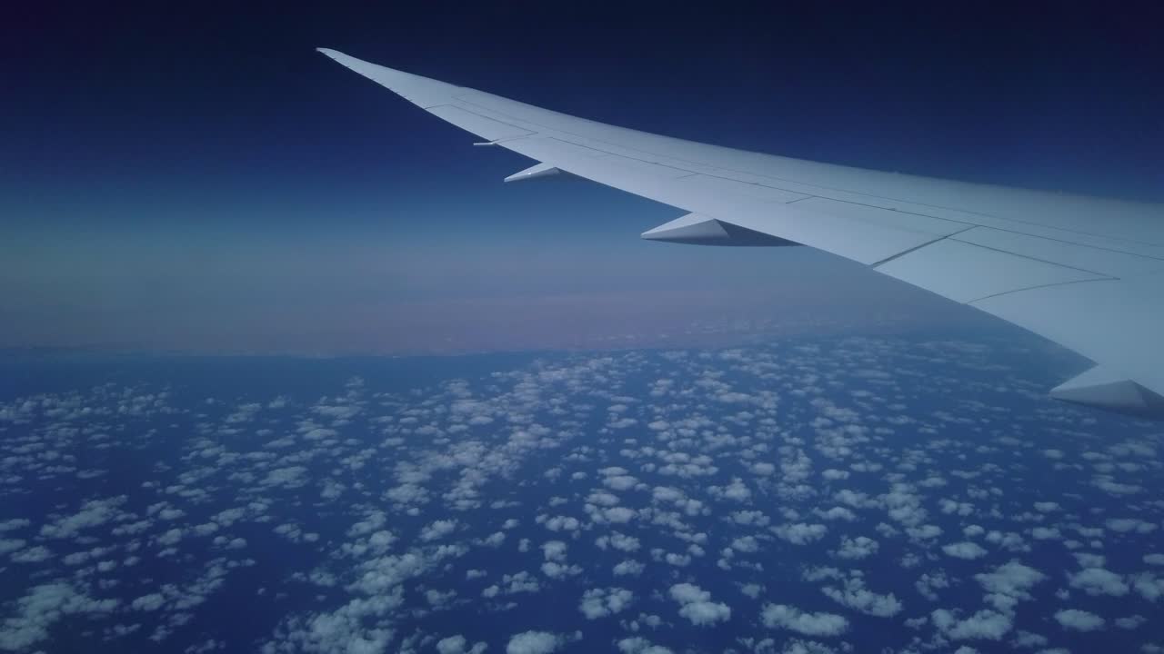 뜨거운 비행기 날개와 수천 개의 작은 구름처럼