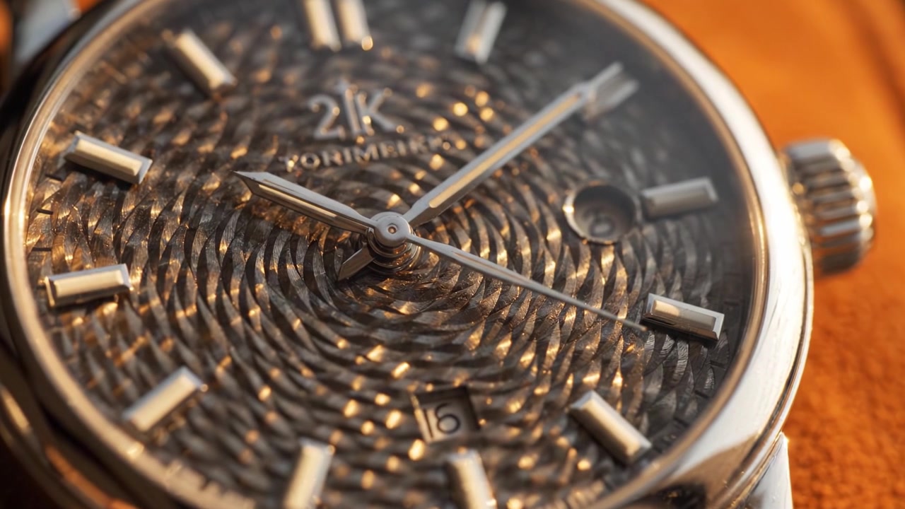Orologio elegante: uno sguardo dettagliato a uno splendido orologio con motivi intricati ed elementi di design classico, perfettamente realizzato per gli appassionati di cronometria e stile.