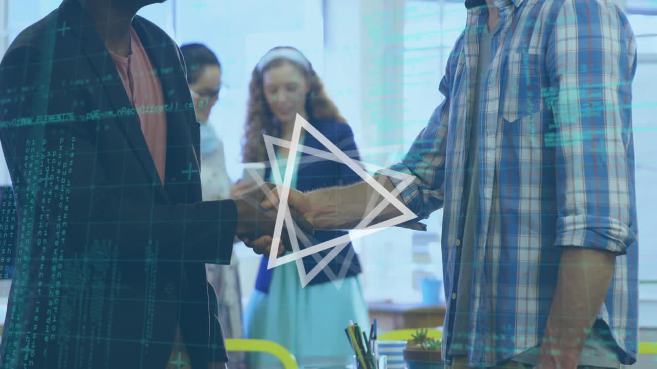 animación de un triángulo giratorio y procesamiento de datos sobre diversos hombres de negocios que se dan la mano
