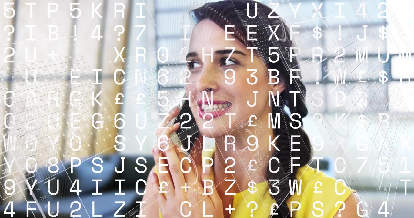 Donna sul divano che risponde al telefono che squilla, chiacchierando durante la chiamata, con una sovrapposizione di testo che copre l'inquadratura per scopi tecnologici.