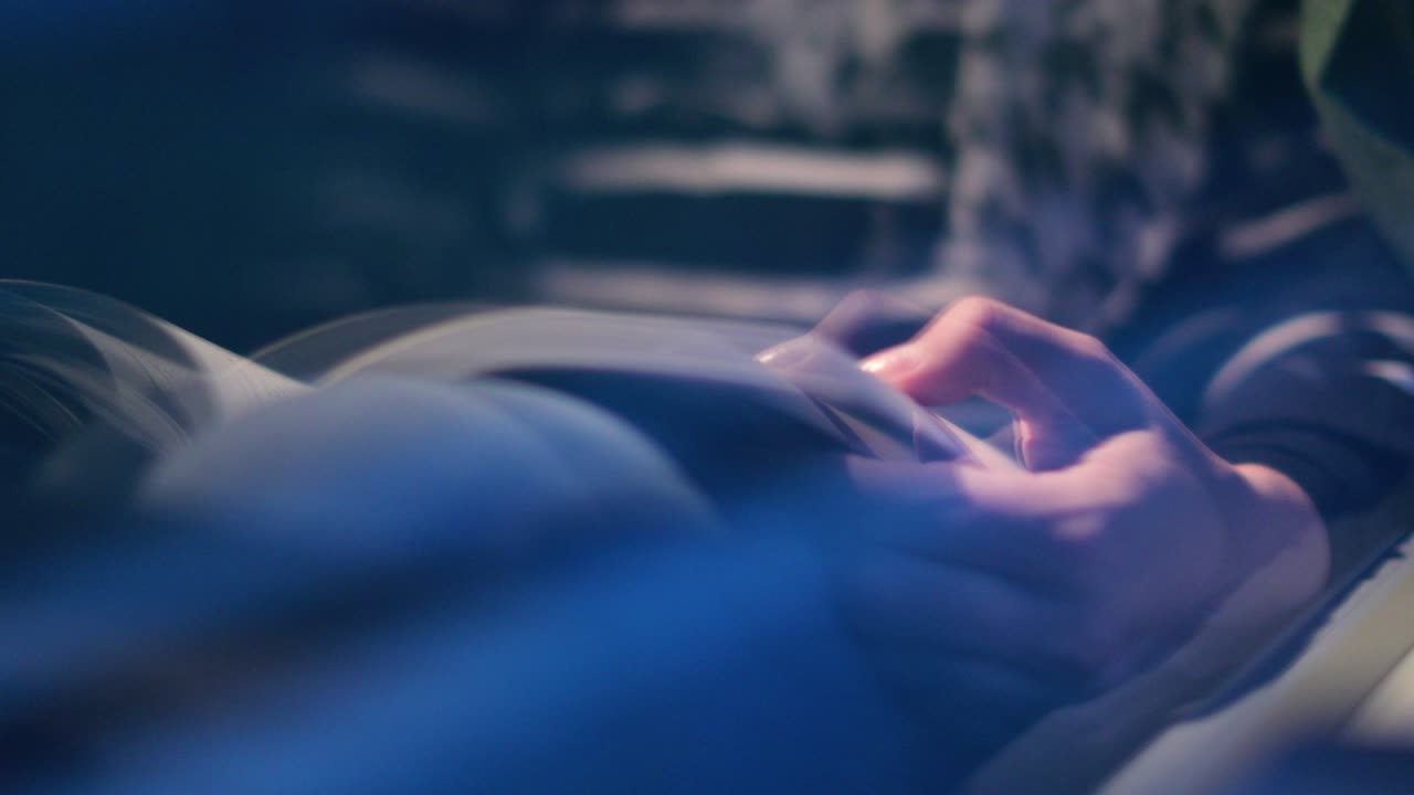reflejo de una mujer leyendo un libro mientras viaja en autobús