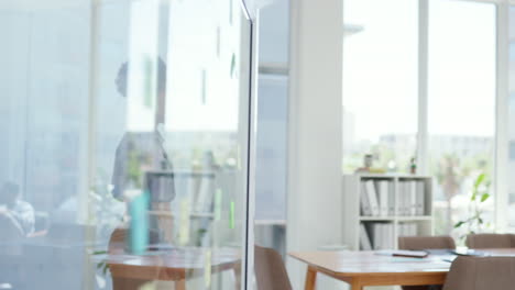 apretón de manos, bienvenida a la oficina y mujeres de negocios