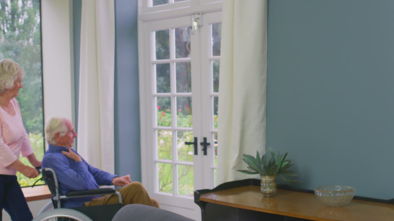 ⁇ 체어 에 앉은 남자 와 함께 노인 부부 를 집 에 방문 하는 여성 간호사 나 돌봄 종사자 의 초상화