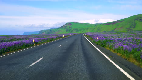 FPV-Eines-Autofahrers,-Der-Auf-Einer-Landstraße-Im-Süden-Islands-Fährt.