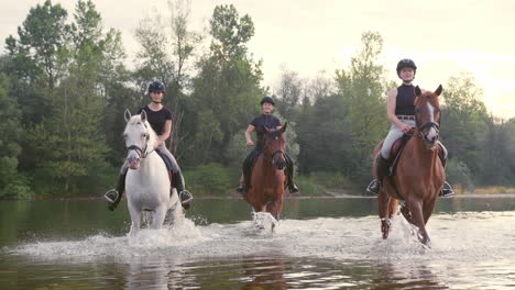 tres chicas jinetes cruzando el río a caballo, disparado a mano