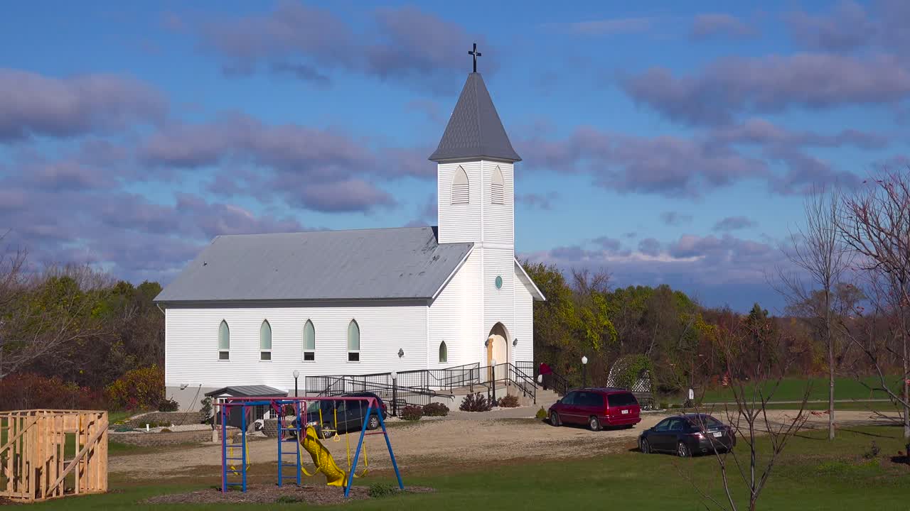 시골의 예쁜 하얀 교회에 도착한 교인 1
