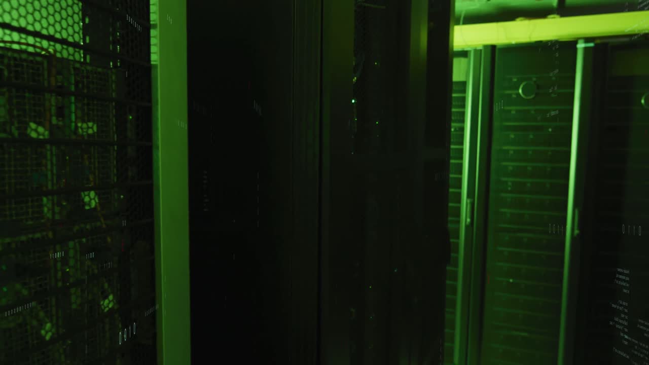 animación del procesamiento de datos de codificación binaria y símbolos contra la sala de servidores de computadora