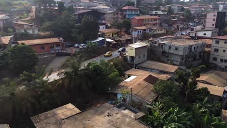 Städtische-Yaoundé-Wohnhäuser-In-Kamerun,-Filmische-Luftdrohnenansicht