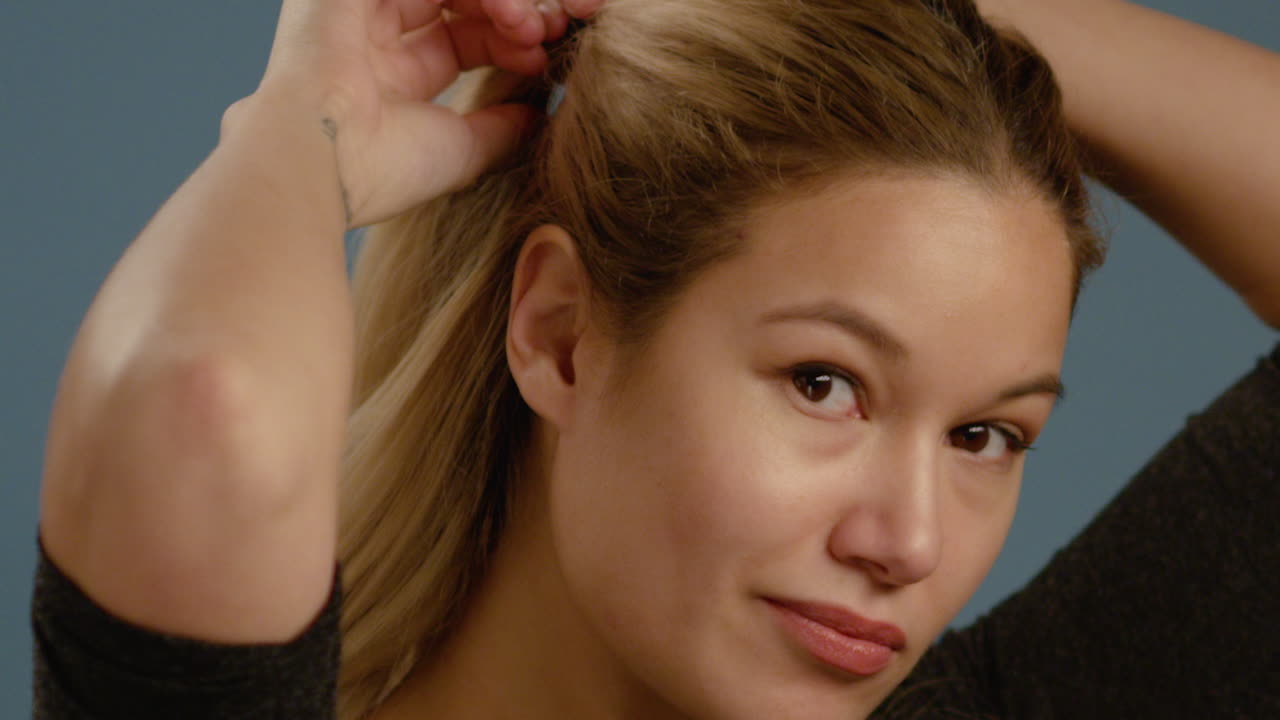 cu 젊은 여자가 머리를 준비