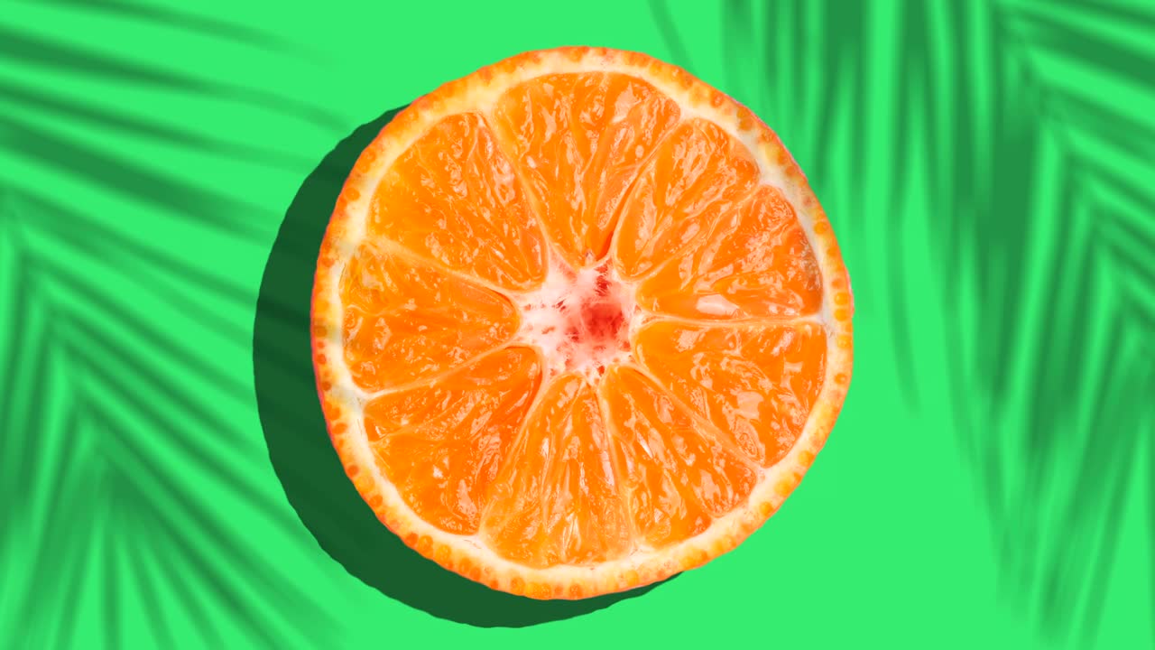 naranja girar en la luz del sol con sombras de palma en un fondo azul de color. jugos de frutas, relajación, trópicos y concepto de relajación.