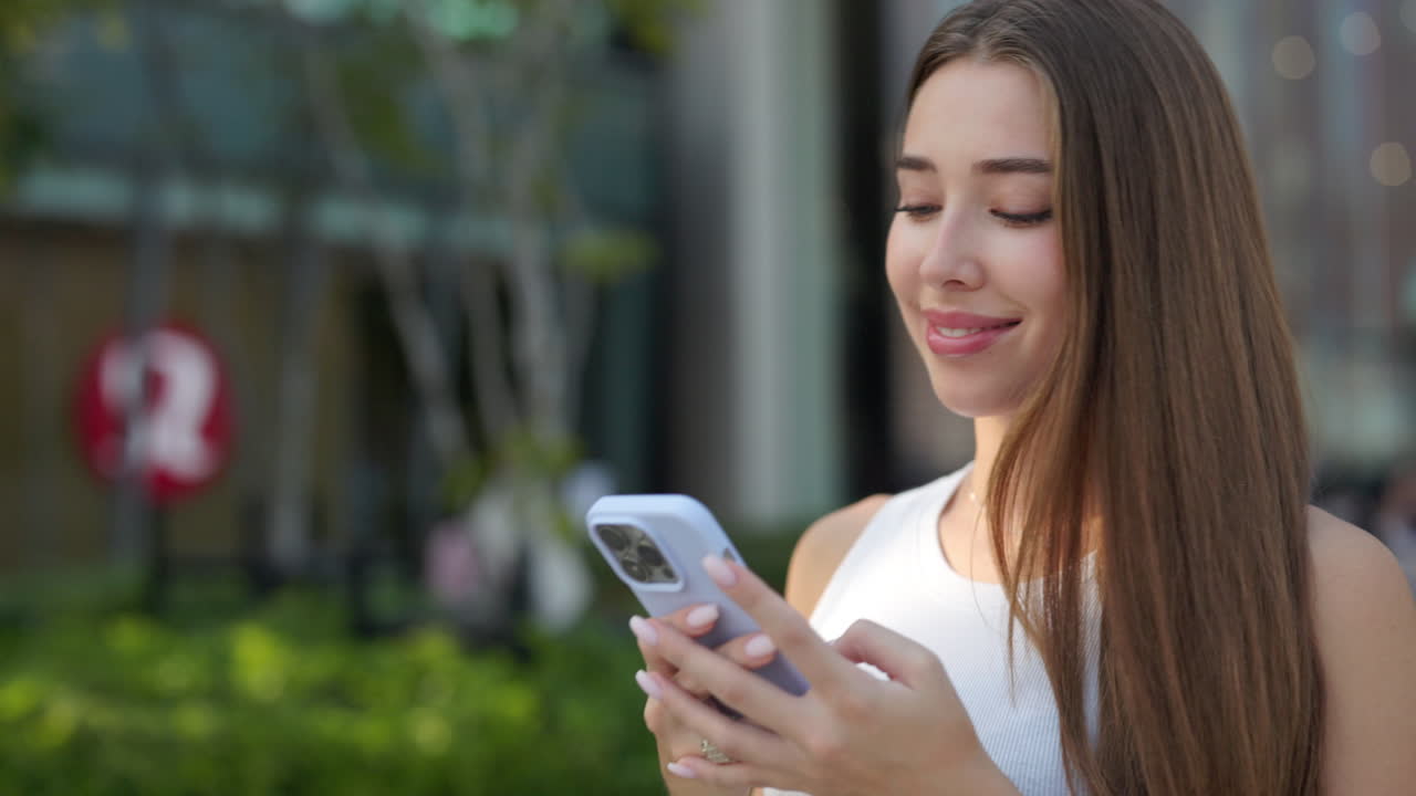 mujer usando teléfono inteligente al aire libre