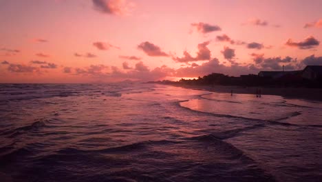 estableciendo una toma aérea de la dramática puesta de sol sobre una hermosa playa en brasil