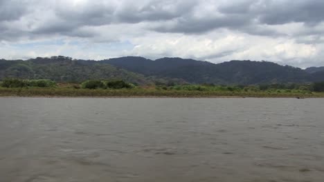 Hermoso-Paisaje-De-La-Selva-Tropical-Que-Rodea-El-Río-Tarcoles-En-Costa-Rica