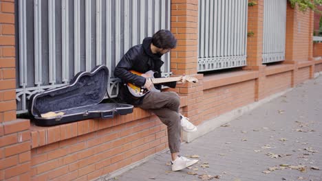 Guy-playing-on-the-giutar-on-the-street