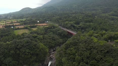 Vista-Aérea-De-La-Isla-Yakushima,-Las-Cataratas-Toroki-Y-La-Montaña-Envuelta-En-Niebla