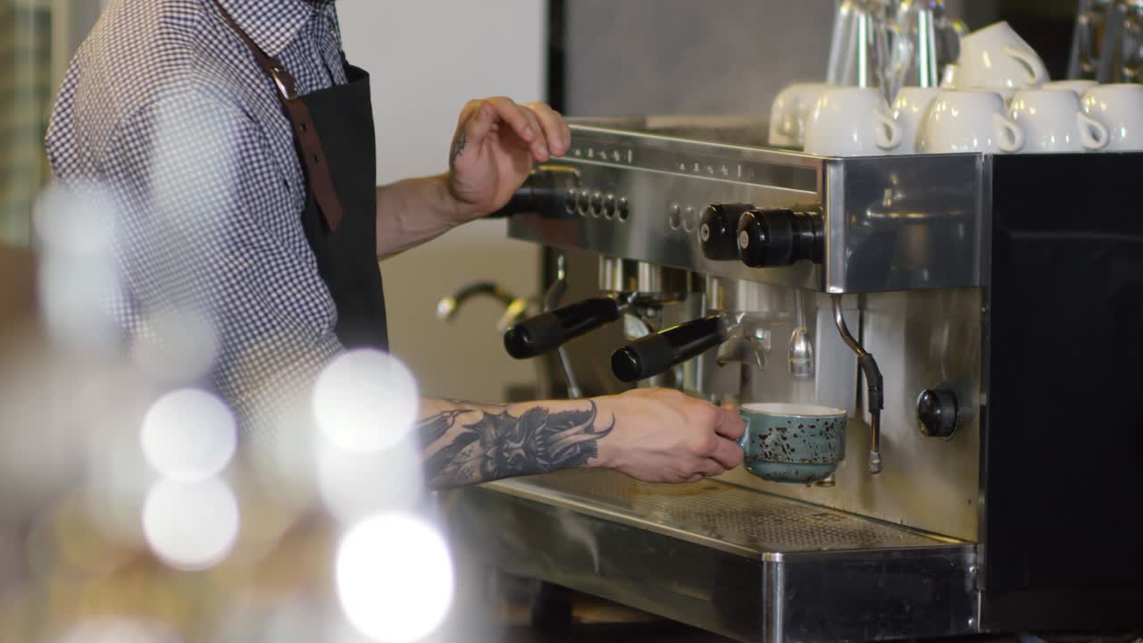 cinemagraph de barista vertiendo cómo el agua en la taza