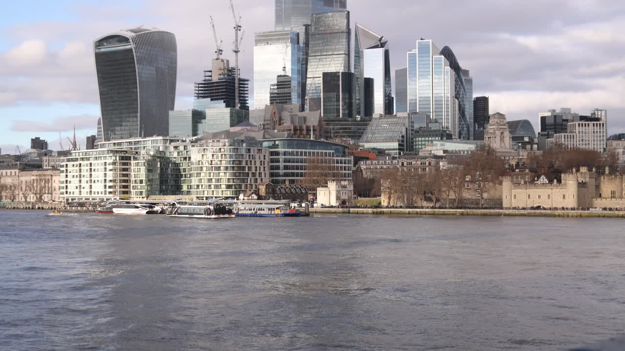 영국 런던의 테임즈 강에 있는 현대적인 스카이라인과 타워