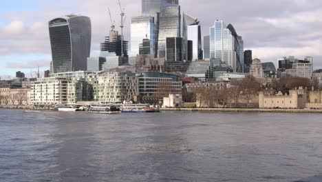 Horizonte-Moderno-Y-Torres-Sobre-El-Río-Támesis-En-La-Ciudad-De-Londres,-Reino-Unido,-Gran-Bretaña