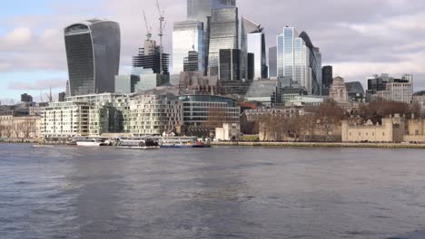 moderne skyline und türme an der themse in der stadt london, großbritannien, großbritannien