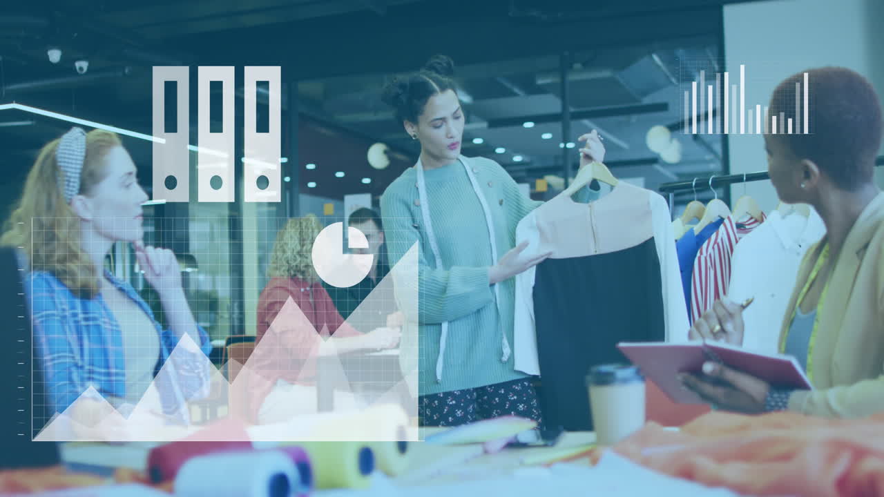 다양한 디자이너가 동료들에게 의류를 보여주는 응용 프로그램 아이콘과 그래프의 애니메이션